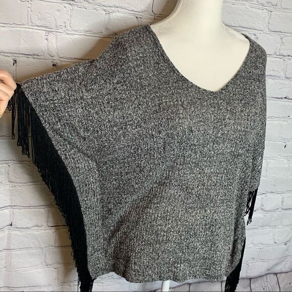 ROMEO AND JULIET COUTURE X GOSSIP GIRL Grey and black fringe poncho sweater - Picture 3 of 11